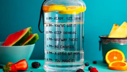 理性追星!奥纳纳推开想与他合影的球迷,但被另一人丢水瓶